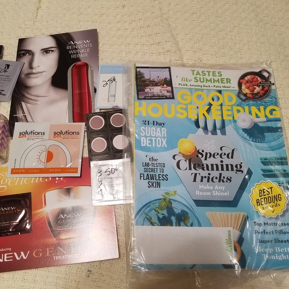Avon purfume and products and a magiziane bundle - Picture 8 of 11